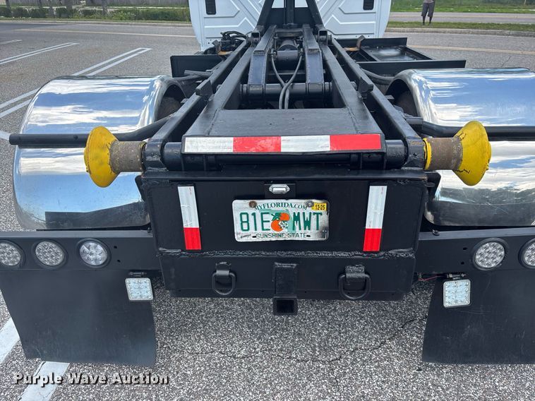 image for item EC3700 2006 International 4300 hook lift truck