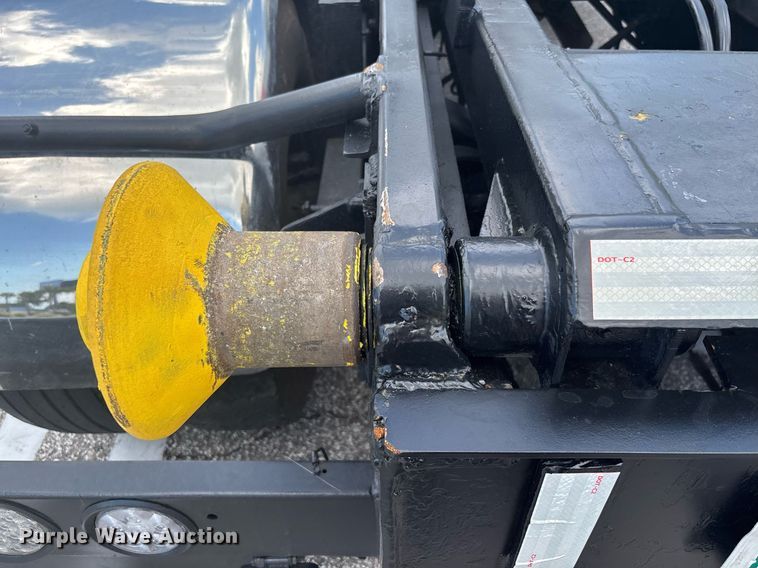 image for item EC3700 2006 International 4300 hook lift truck