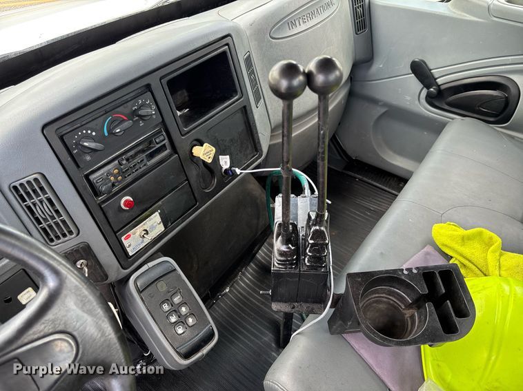 image for item EC3700 2006 International 4300 hook lift truck