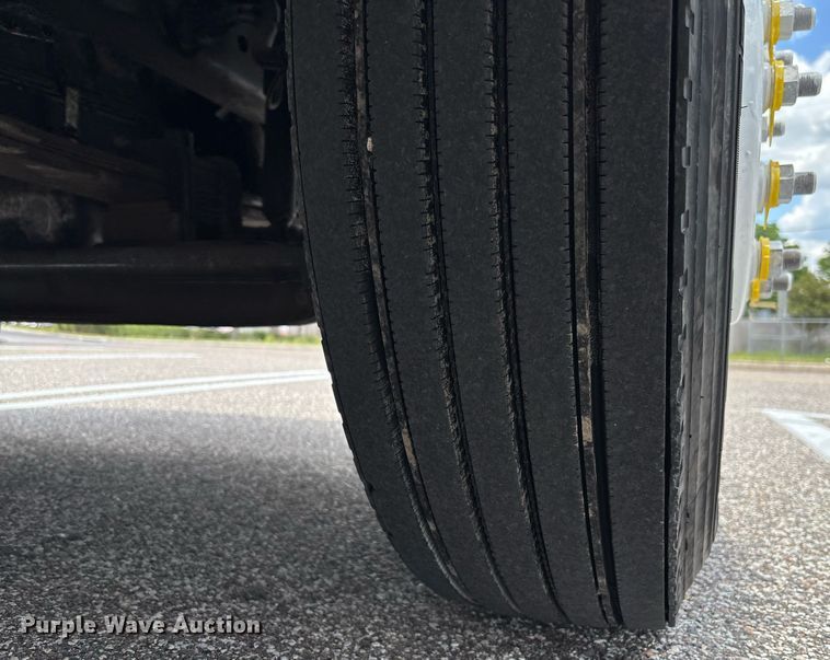 image for item EC3700 2006 International 4300 hook lift truck