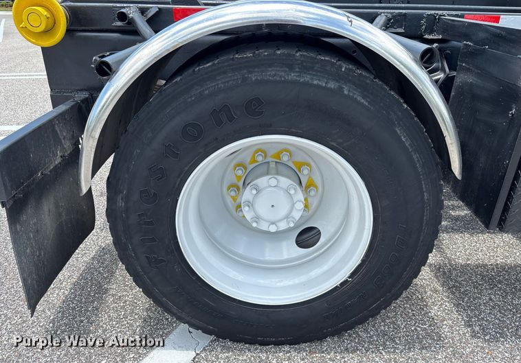 image for item EC3700 2006 International 4300 hook lift truck