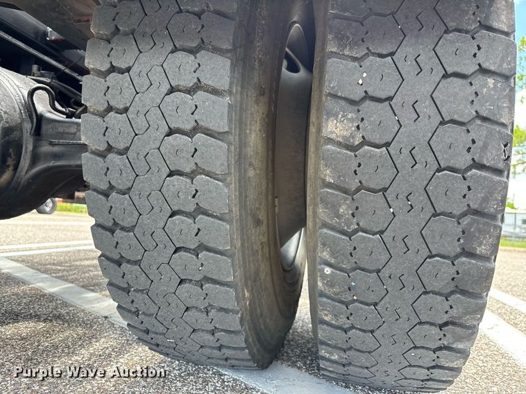 image for item EC3700 2006 International 4300 hook lift truck