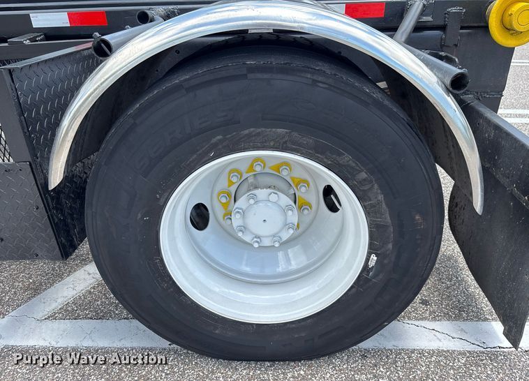 image for item EC3700 2006 International 4300 hook lift truck