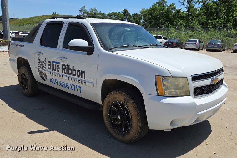 image for item ED2017 2007 Chevrolet Avalanche pickup truck