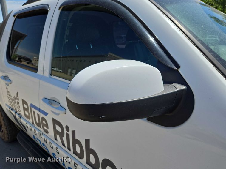 image for item ED2017 2007 Chevrolet Avalanche pickup truck