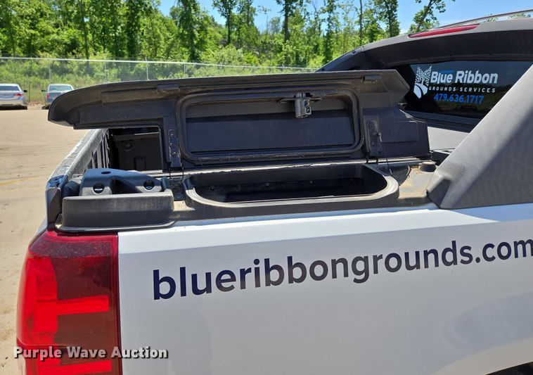 image for item ED2017 2007 Chevrolet Avalanche pickup truck