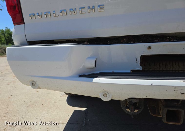 image for item ED2017 2007 Chevrolet Avalanche pickup truck