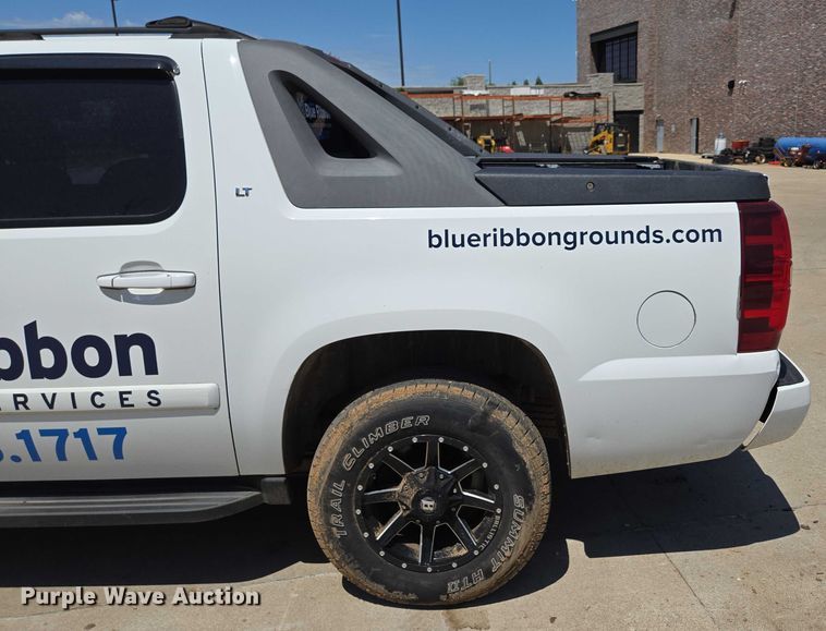 image for item ED2017 2007 Chevrolet Avalanche pickup truck