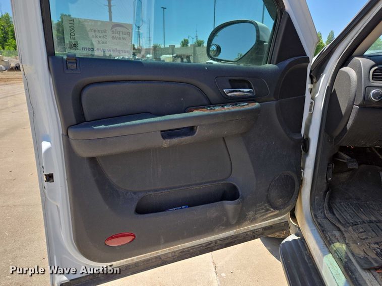 image for item ED2017 2007 Chevrolet Avalanche pickup truck