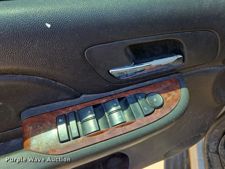 image for item ED2017 2007 Chevrolet Avalanche pickup truck