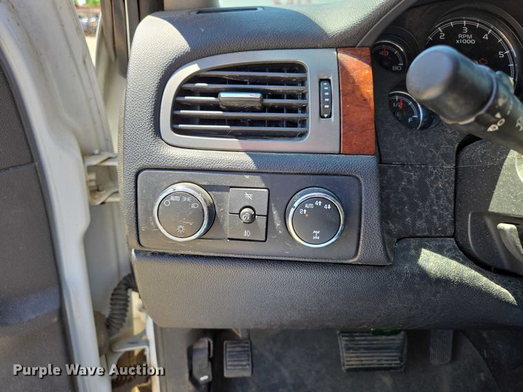 image for item ED2017 2007 Chevrolet Avalanche pickup truck