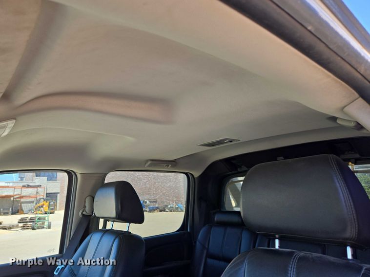 image for item ED2017 2007 Chevrolet Avalanche pickup truck