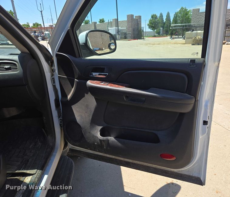 image for item ED2017 2007 Chevrolet Avalanche pickup truck