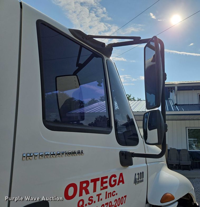 image for item ED2050 2007 International 4300 box truck