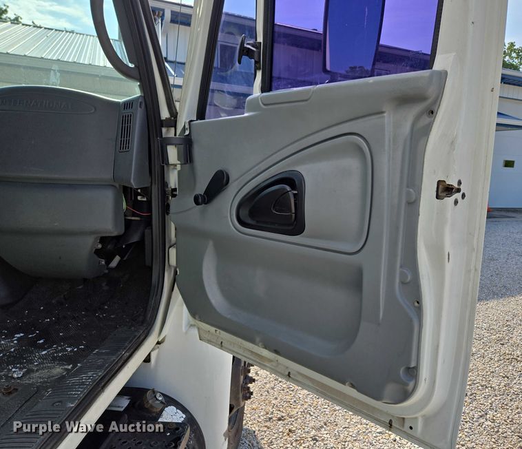 image for item ED2050 2007 International 4300 box truck