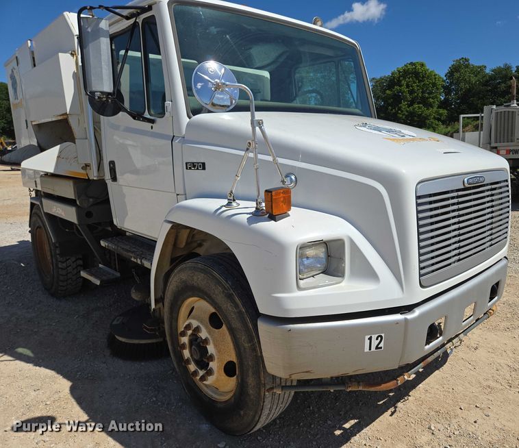 image for item ED2118 2002 Freightliner FL70 street sweeper truck