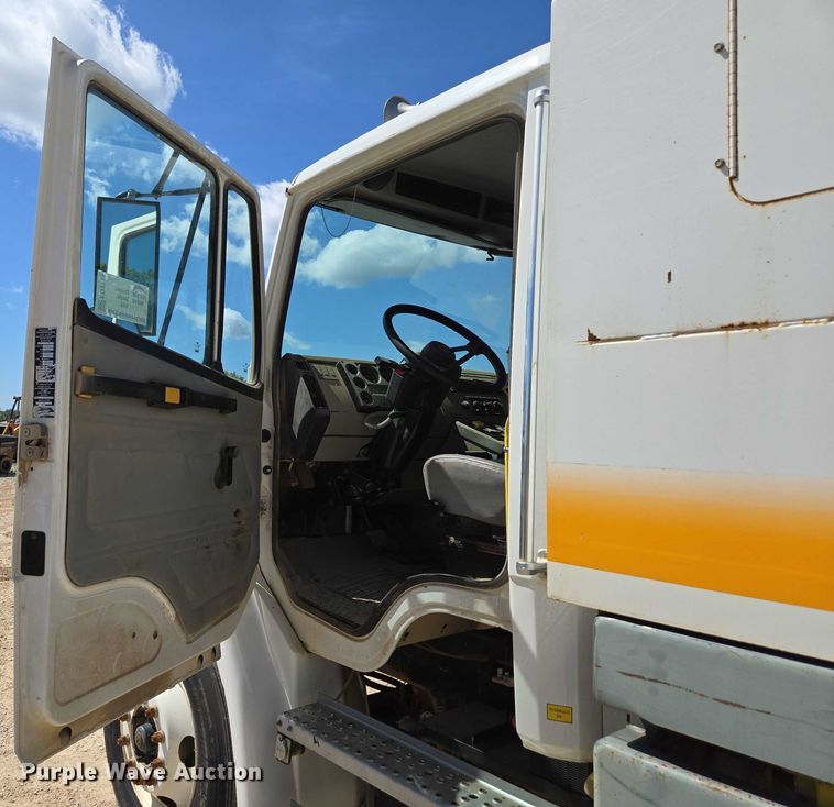 image for item ED2118 2002 Freightliner FL70 street sweeper truck