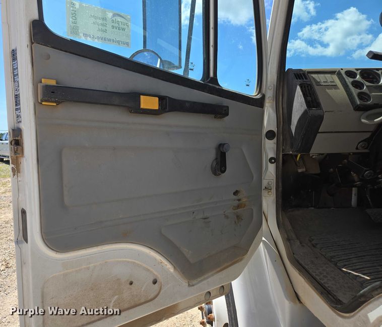 image for item ED2118 2002 Freightliner FL70 street sweeper truck