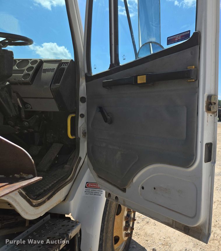 image for item ED2118 2002 Freightliner FL70 street sweeper truck