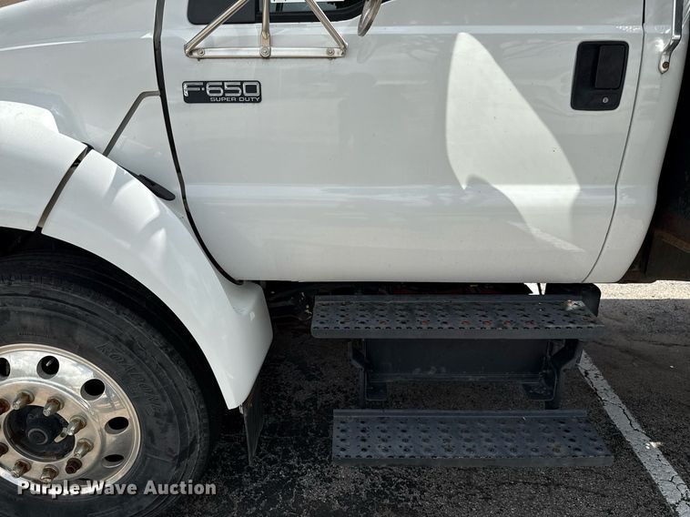 image for item ED5696 2007 Ford F650 Super Duty flatbed truck