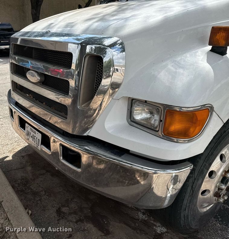 image for item ED5696 2007 Ford F650 Super Duty flatbed truck