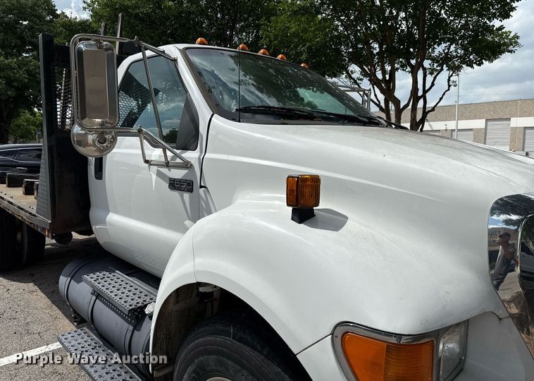 image for item ED5696 2007 Ford F650 Super Duty flatbed truck