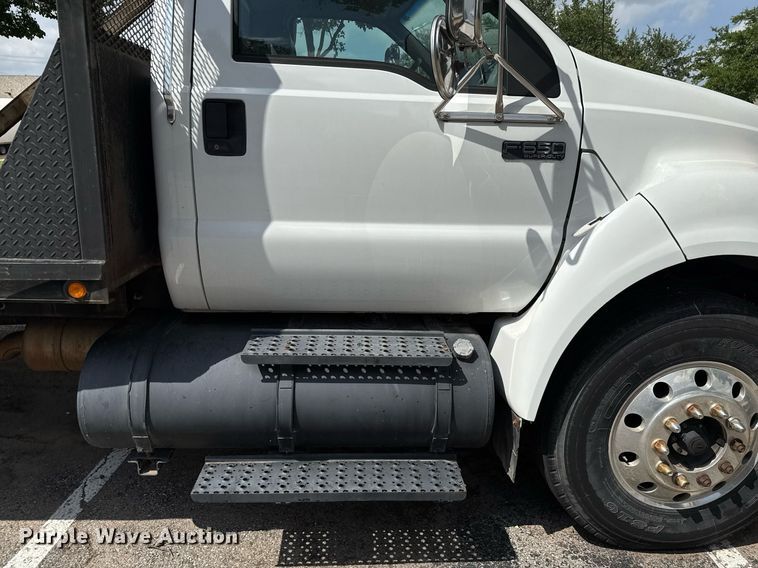 image for item ED5696 2007 Ford F650 Super Duty flatbed truck