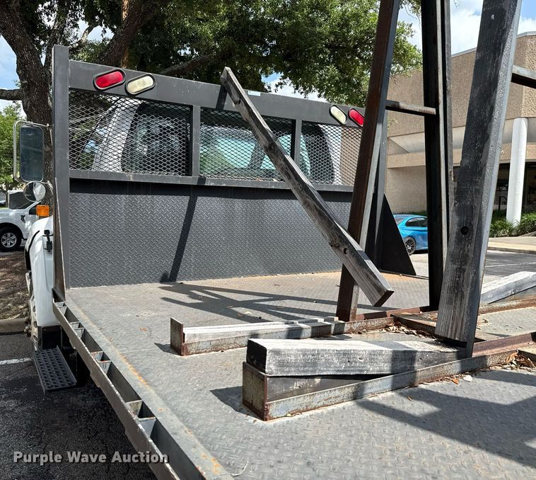 image for item ED5696 2007 Ford F650 Super Duty flatbed truck