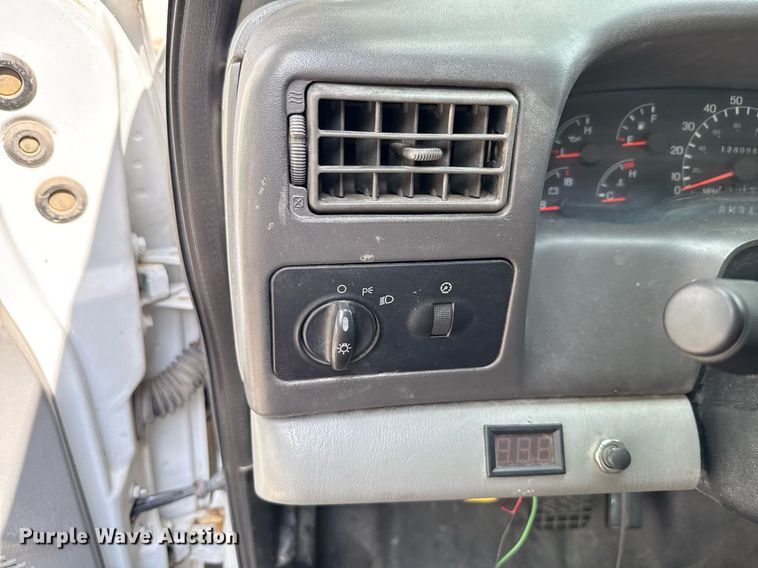 image for item ED5696 2007 Ford F650 Super Duty flatbed truck