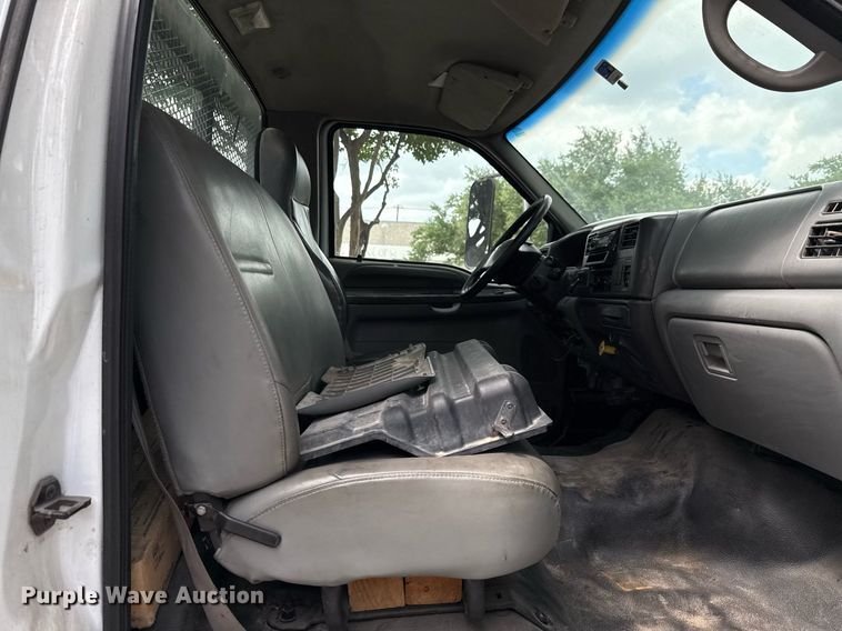 image for item ED5696 2007 Ford F650 Super Duty flatbed truck