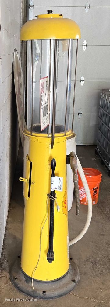 image for item EF1526 Gas pump