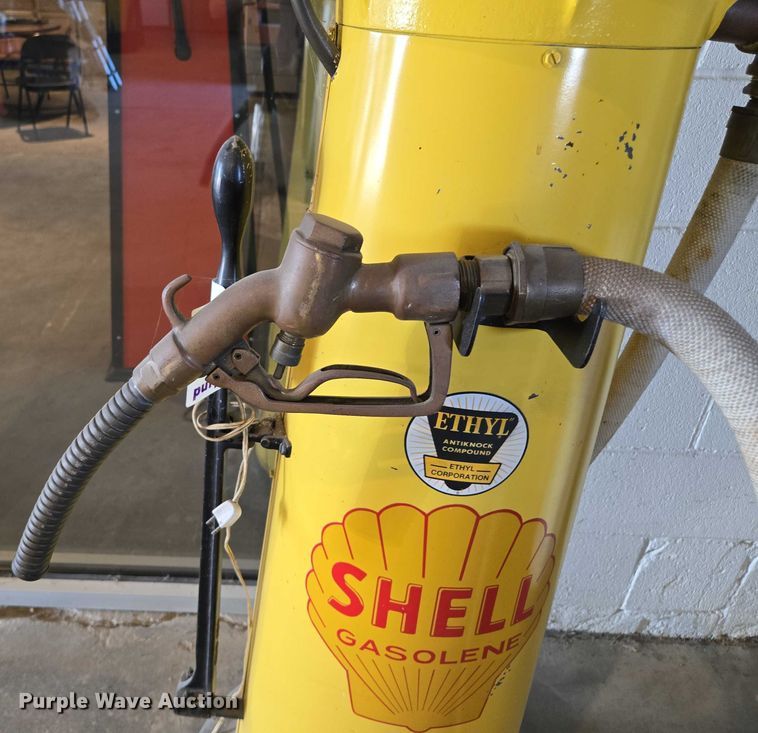 image for item EF1526 Gas pump