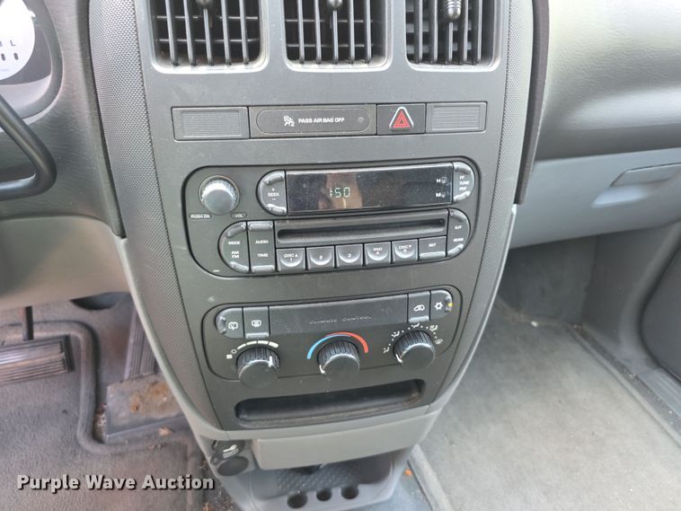 image for item EF3547 2005 Dodge Caravan van