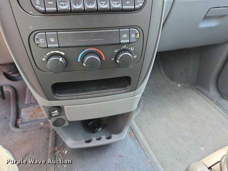 image for item EF3547 2005 Dodge Caravan van