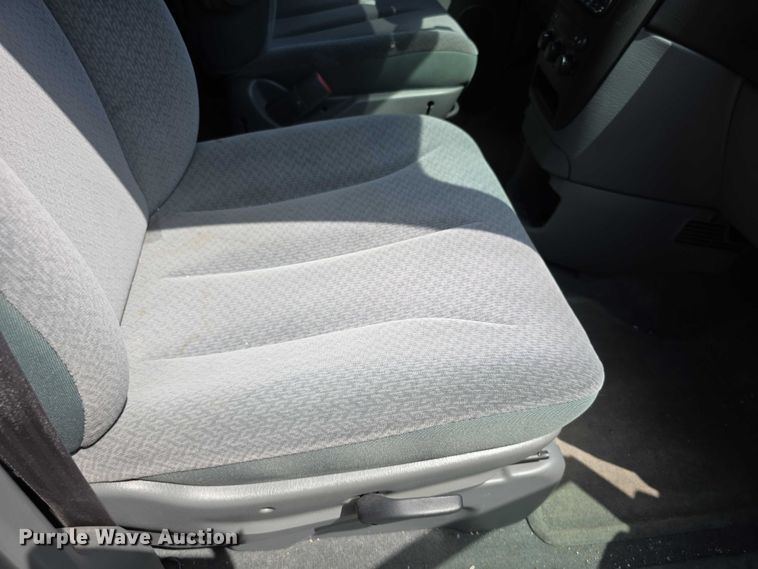 image for item EF3547 2005 Dodge Caravan van