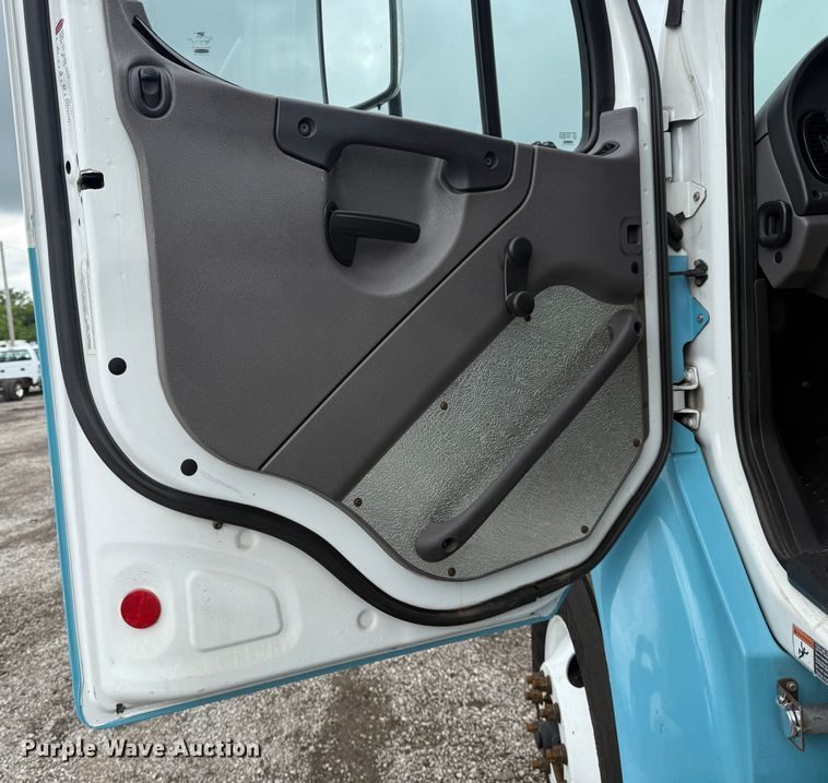 image for item EG0872 2018 Freightliner  Business Class M2 box truck