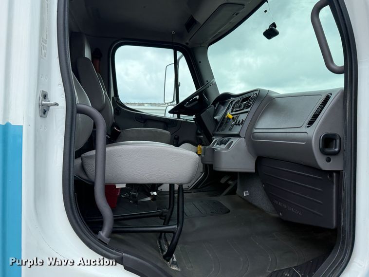 image for item EG0872 2018 Freightliner  Business Class M2 box truck