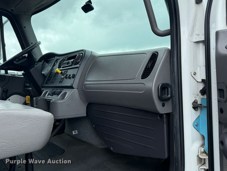 image for item EG0872 2018 Freightliner  Business Class M2 box truck