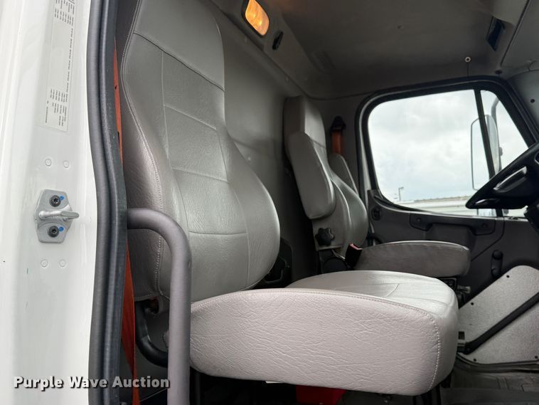 image for item EG0872 2018 Freightliner  Business Class M2 box truck