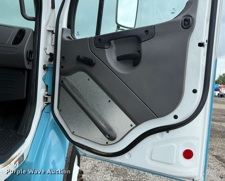 image for item EG0872 2018 Freightliner  Business Class M2 box truck