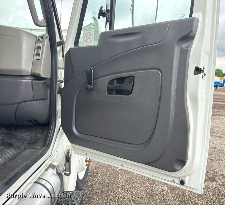 image for item EG5912 2014 International Terrastar box truck