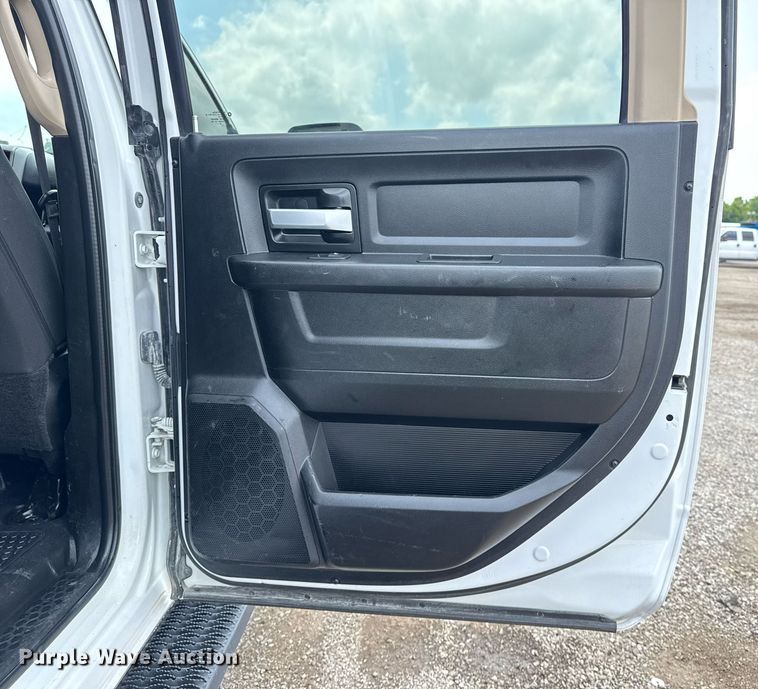 image for item EG5930 2019 Dodge Ram 5500 Crew Cab bale bed truck