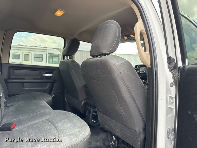 image for item EG5930 2019 Dodge Ram 5500 Crew Cab bale bed truck