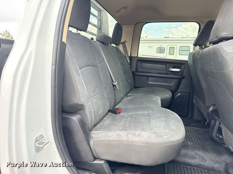 image for item EG5930 2019 Dodge Ram 5500 Crew Cab bale bed truck