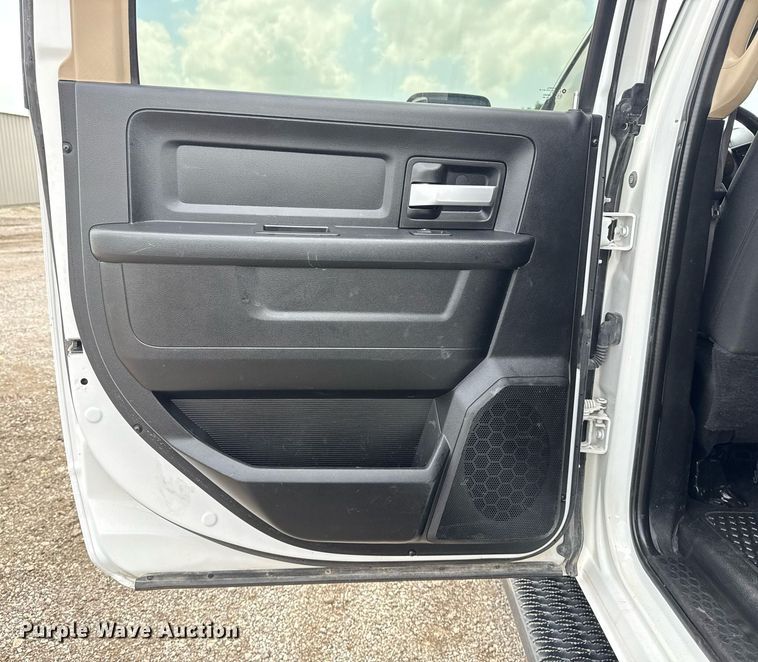 image for item EG5930 2019 Dodge Ram 5500 Crew Cab bale bed truck