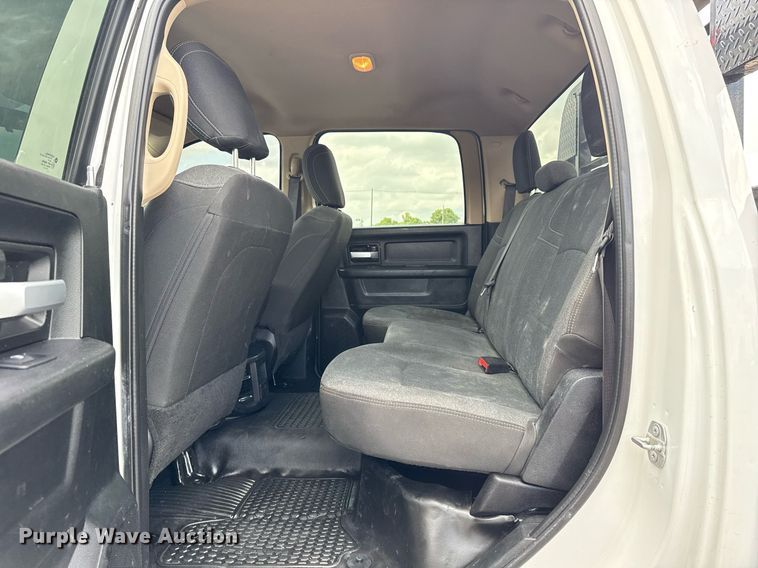 image for item EG5930 2019 Dodge Ram 5500 Crew Cab bale bed truck