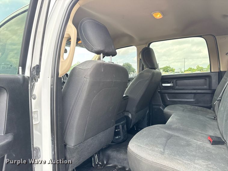 image for item EG5930 2019 Dodge Ram 5500 Crew Cab bale bed truck