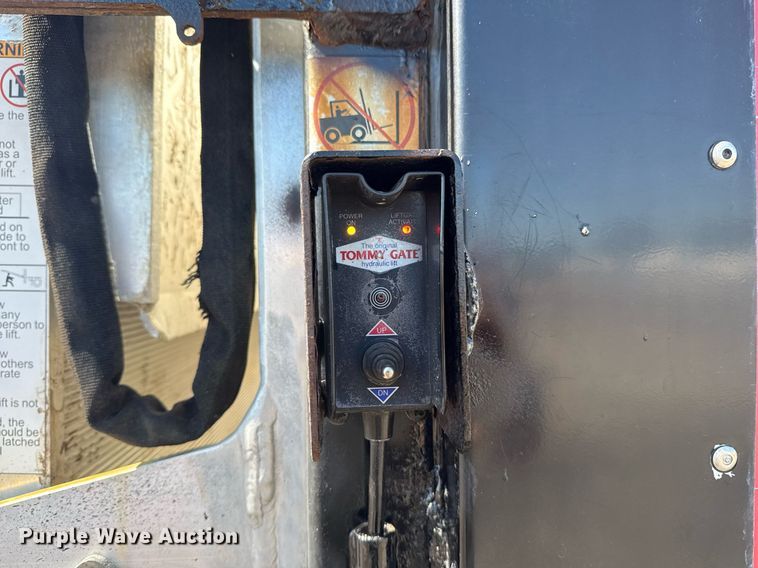 image for item EG5934 2013 Ford F650 Super Duty box truck