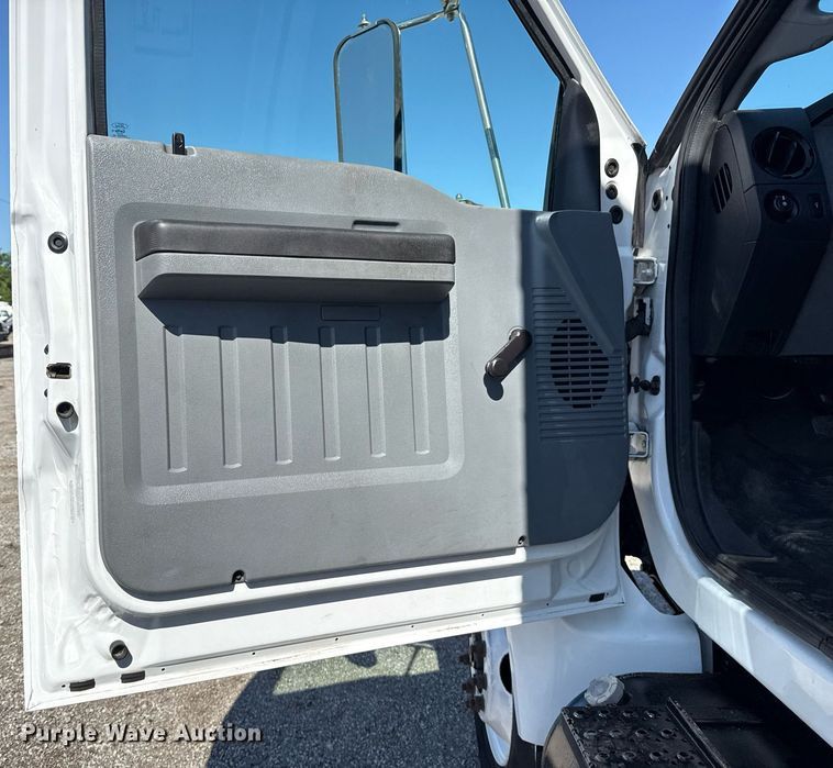 image for item EG5934 2013 Ford F650 Super Duty box truck