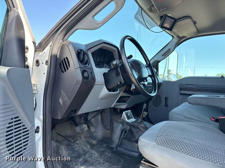 image for item EG5934 2013 Ford F650 Super Duty box truck